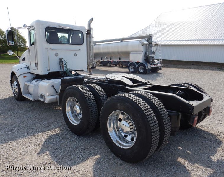 image for item KW9519 2011 Peterbilt 386  semi truck