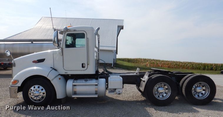 image for item KW9519 2011 Peterbilt 386  semi truck