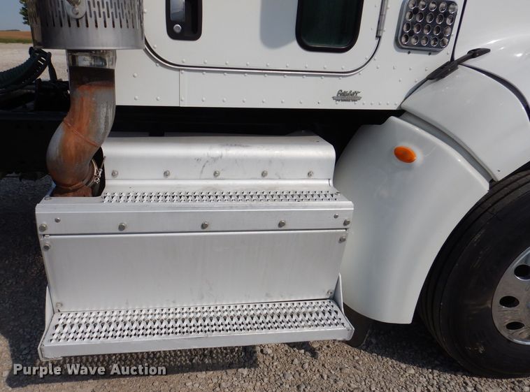 image for item KW9519 2011 Peterbilt 386  semi truck
