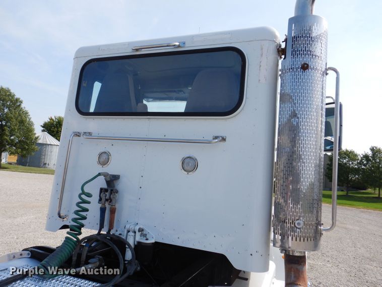 image for item KW9519 2011 Peterbilt 386  semi truck