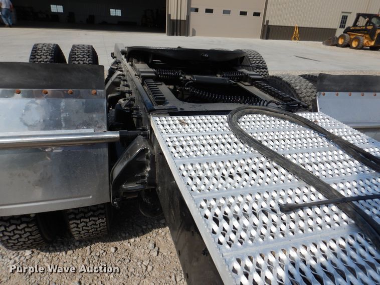 image for item KW9519 2011 Peterbilt 386  semi truck