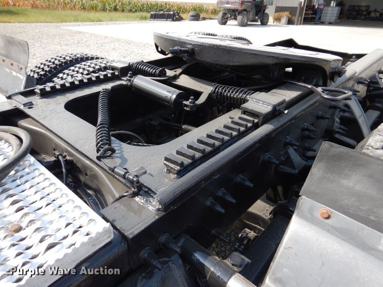 image for item KW9519 2011 Peterbilt 386  semi truck