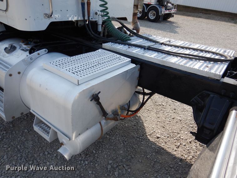 image for item KW9519 2011 Peterbilt 386  semi truck