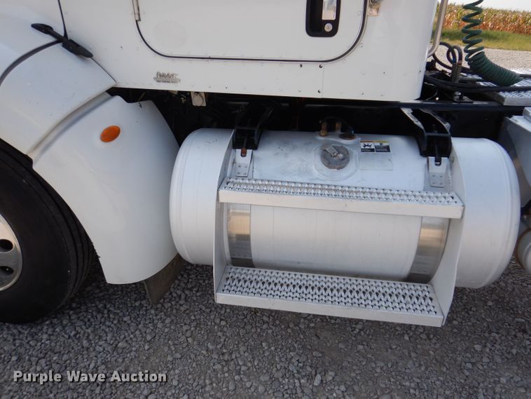 image for item KW9519 2011 Peterbilt 386  semi truck
