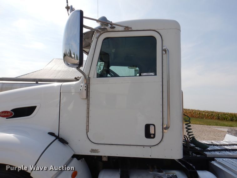 image for item KW9519 2011 Peterbilt 386  semi truck