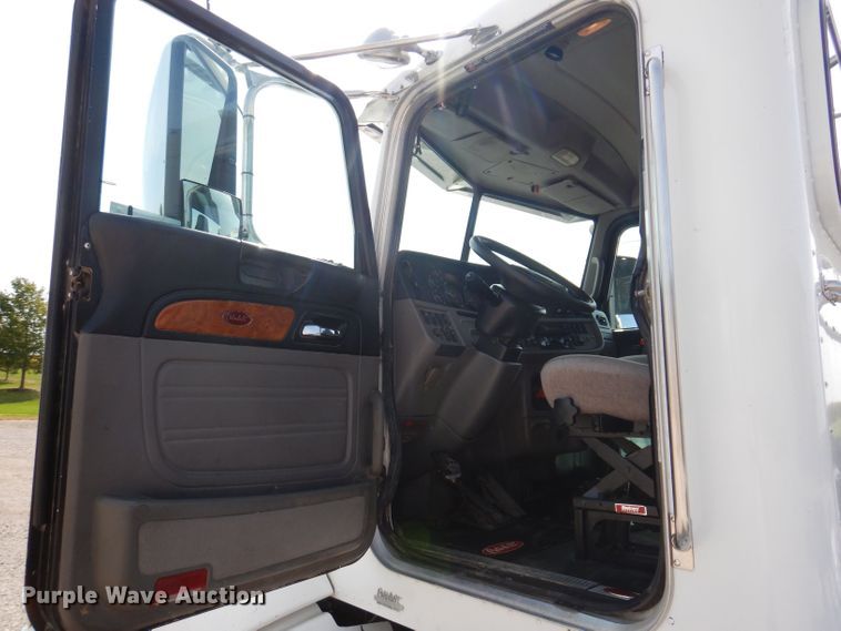 image for item KW9519 2011 Peterbilt 386  semi truck
