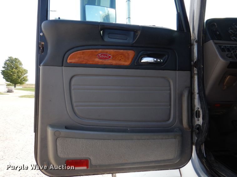 image for item KW9519 2011 Peterbilt 386  semi truck