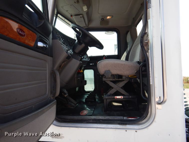 image for item KW9519 2011 Peterbilt 386  semi truck