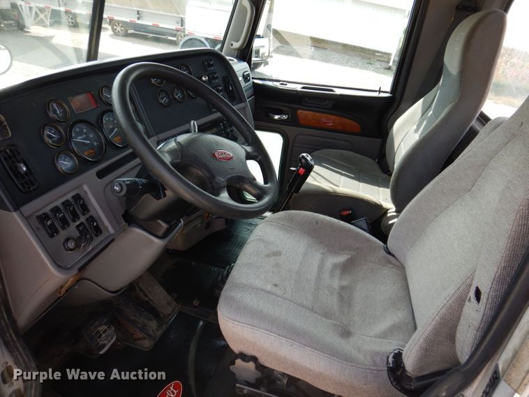 image for item KW9519 2011 Peterbilt 386  semi truck