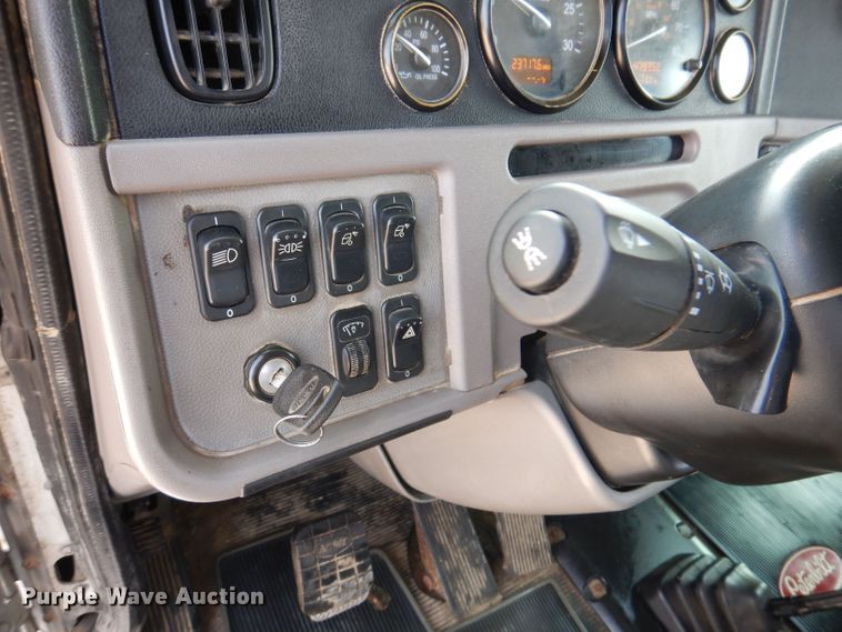image for item KW9519 2011 Peterbilt 386  semi truck