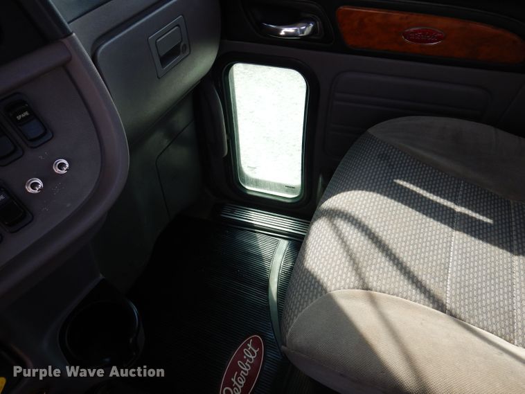 image for item KW9519 2011 Peterbilt 386  semi truck