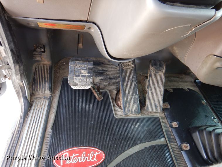 image for item KW9519 2011 Peterbilt 386  semi truck