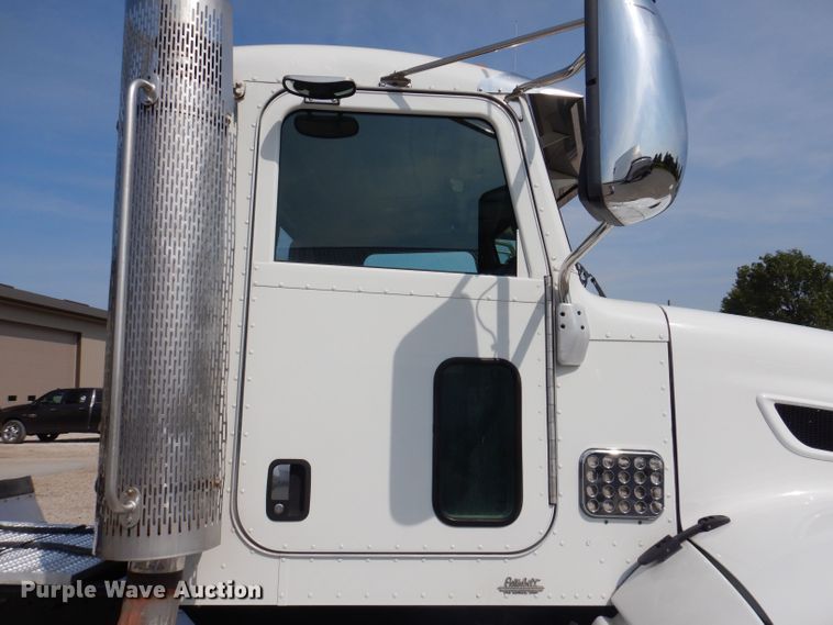 image for item KW9519 2011 Peterbilt 386  semi truck