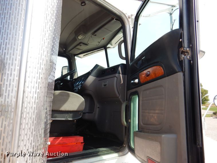 image for item KW9519 2011 Peterbilt 386  semi truck