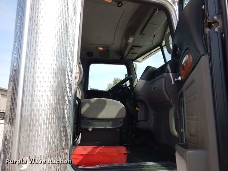 image for item KW9519 2011 Peterbilt 386  semi truck