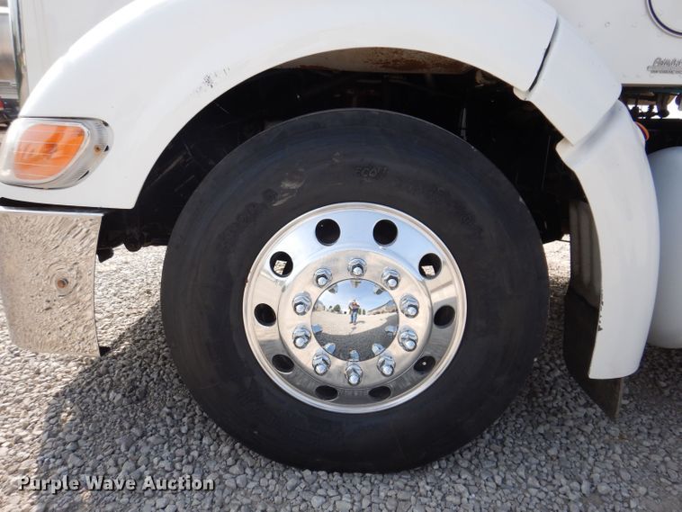 image for item KW9519 2011 Peterbilt 386  semi truck