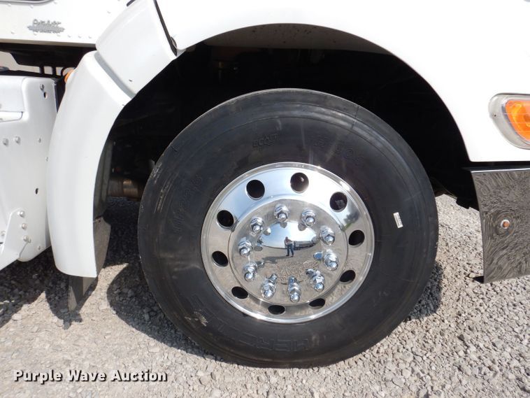 image for item KW9519 2011 Peterbilt 386  semi truck