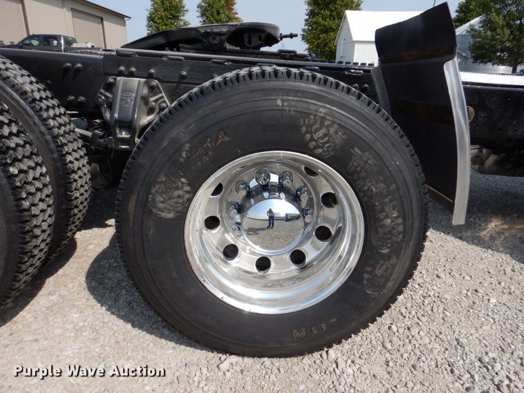 image for item KW9519 2011 Peterbilt 386  semi truck