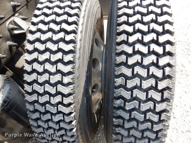 image for item KW9519 2011 Peterbilt 386  semi truck