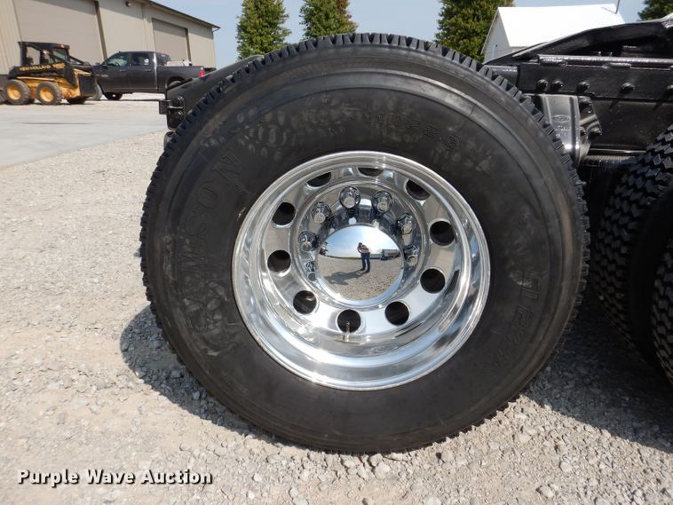 image for item KW9519 2011 Peterbilt 386  semi truck