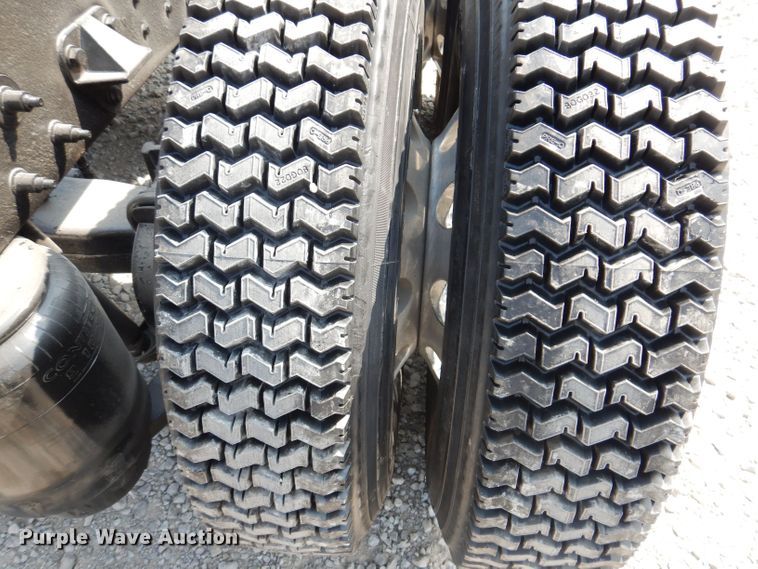 image for item KW9519 2011 Peterbilt 386  semi truck