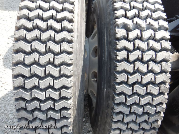 image for item KW9519 2011 Peterbilt 386  semi truck