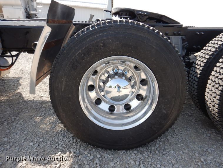 image for item KW9519 2011 Peterbilt 386  semi truck