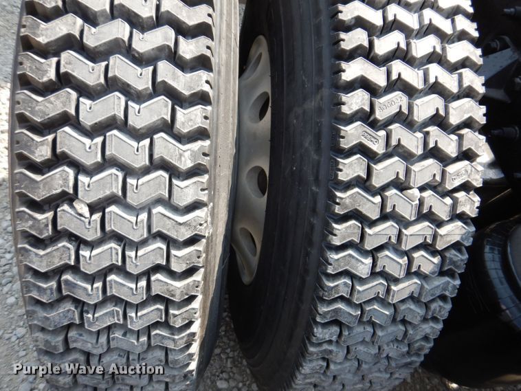 image for item KW9519 2011 Peterbilt 386  semi truck