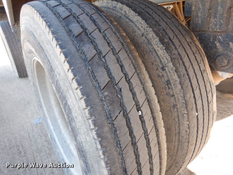 image for item LB9973 2006 Cornhusker 800 ALSSR-6805-5623  grain trailer