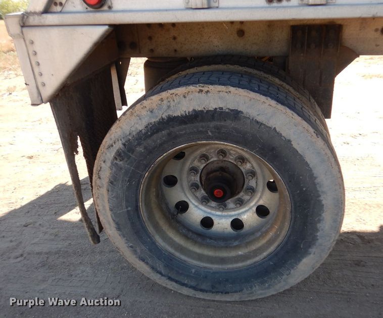 image for item LB9973 2006 Cornhusker 800 ALSSR-6805-5623  grain trailer