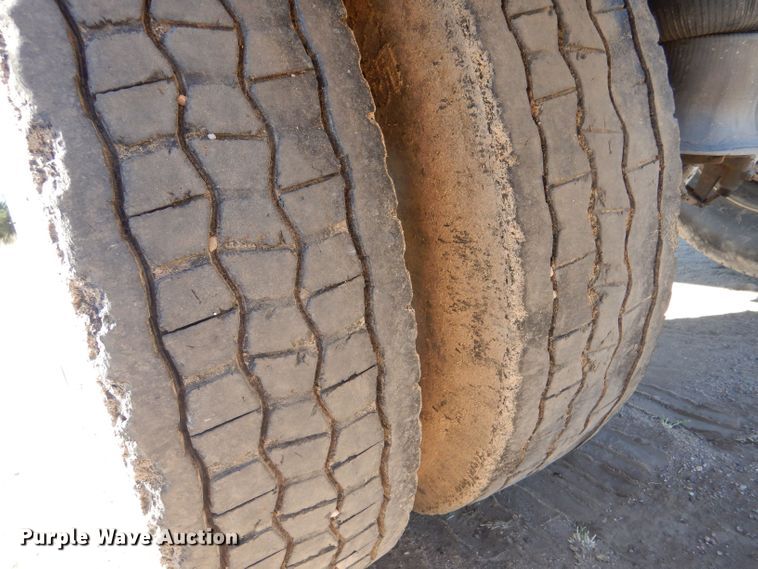 image for item LB9973 2006 Cornhusker 800 ALSSR-6805-5623  grain trailer