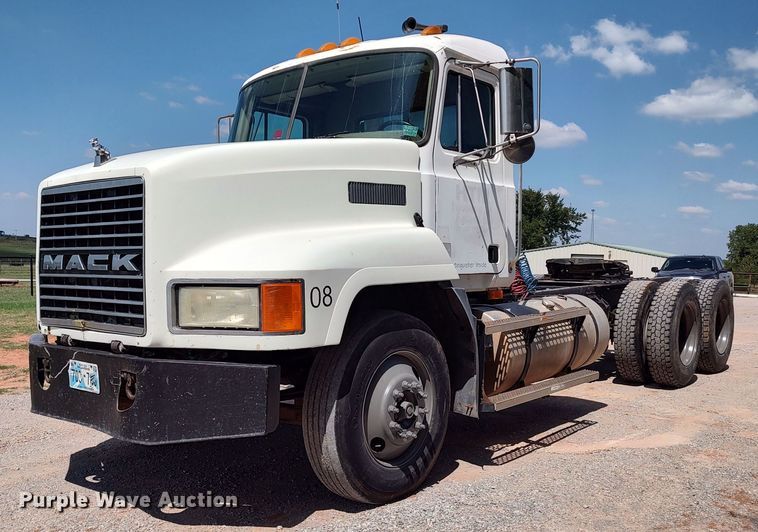 image for item LK9232 2000 Mack CH613  semi truck
