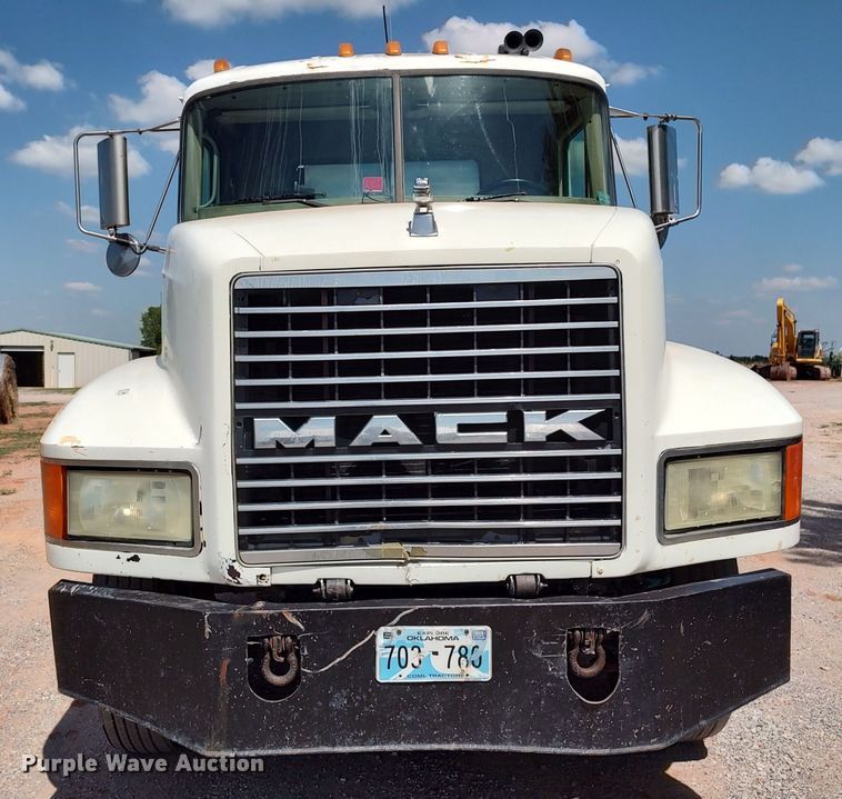 image for item LK9232 2000 Mack CH613  semi truck