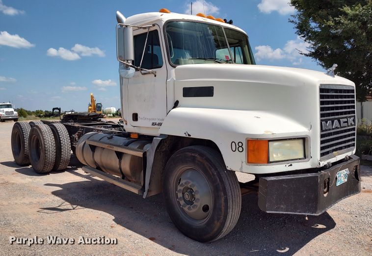 image for item LK9232 2000 Mack CH613  semi truck