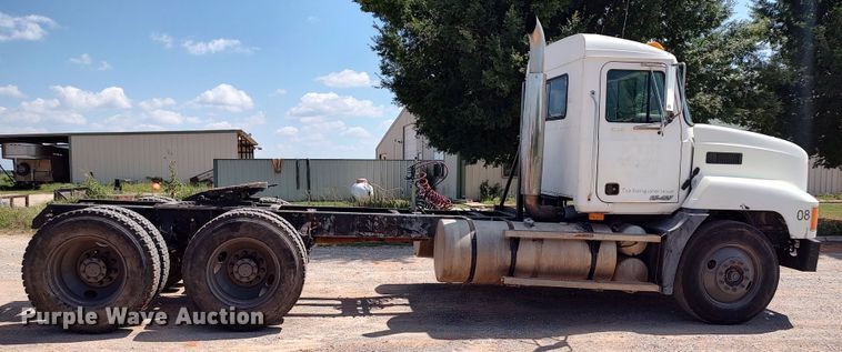 image for item LK9232 2000 Mack CH613  semi truck