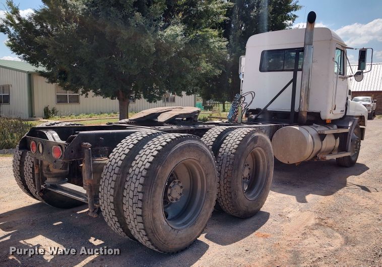 image for item LK9232 2000 Mack CH613  semi truck