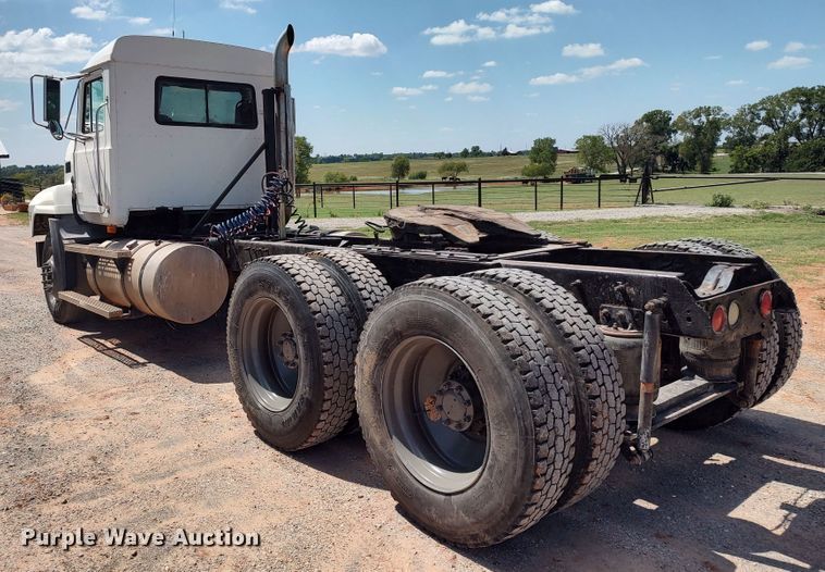 image for item LK9232 2000 Mack CH613  semi truck