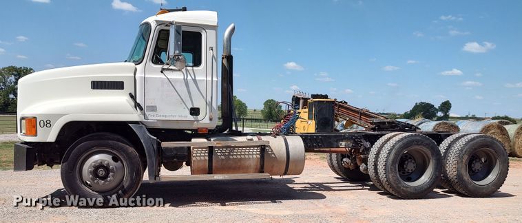 image for item LK9232 2000 Mack CH613  semi truck