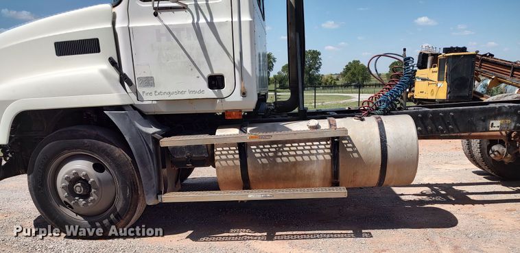 image for item LK9232 2000 Mack CH613  semi truck