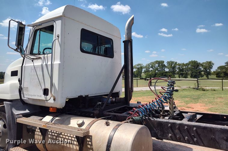 image for item LK9232 2000 Mack CH613  semi truck