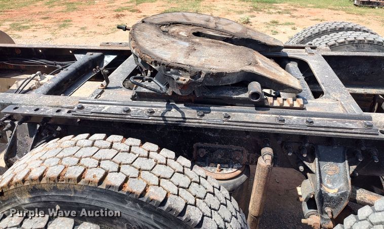 image for item LK9232 2000 Mack CH613  semi truck