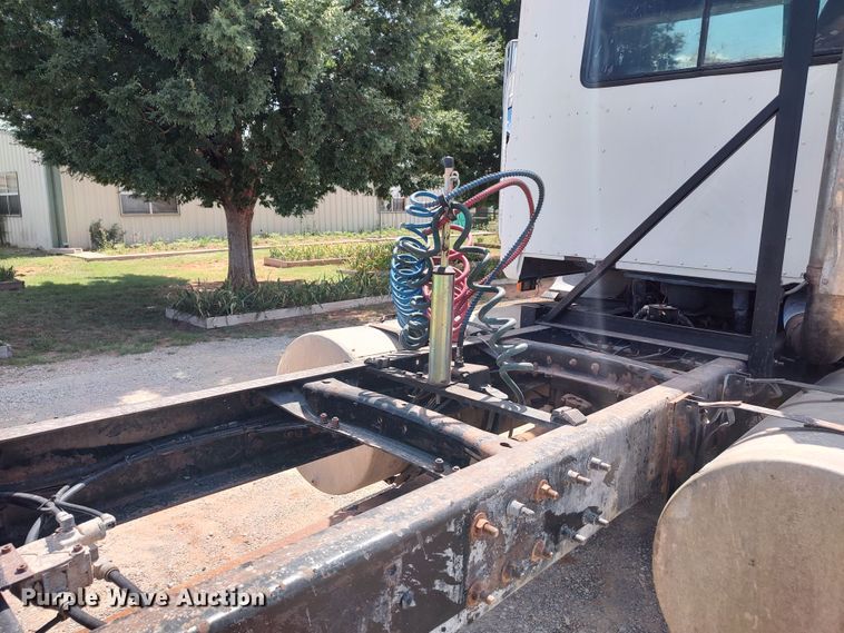 image for item LK9232 2000 Mack CH613  semi truck