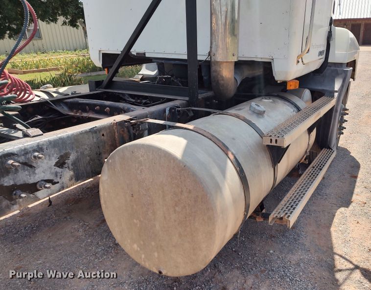 image for item LK9232 2000 Mack CH613  semi truck