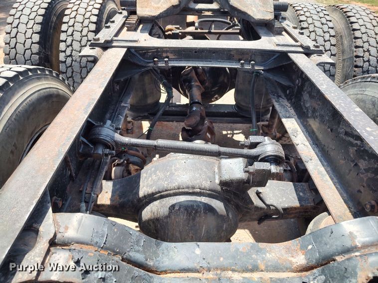 image for item LK9232 2000 Mack CH613  semi truck