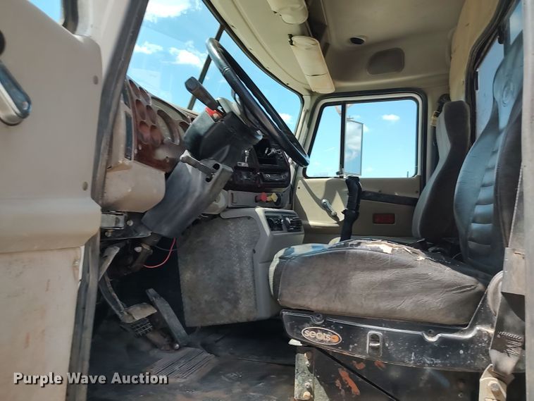 image for item LK9232 2000 Mack CH613  semi truck