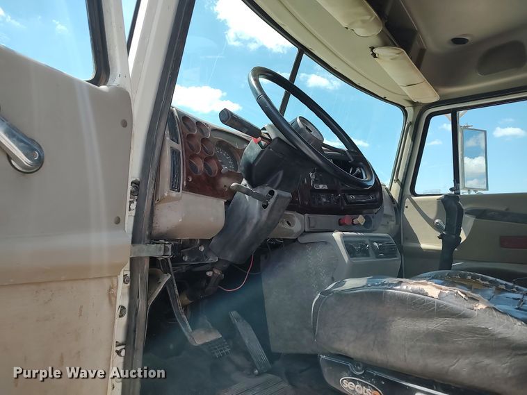 image for item LK9232 2000 Mack CH613  semi truck