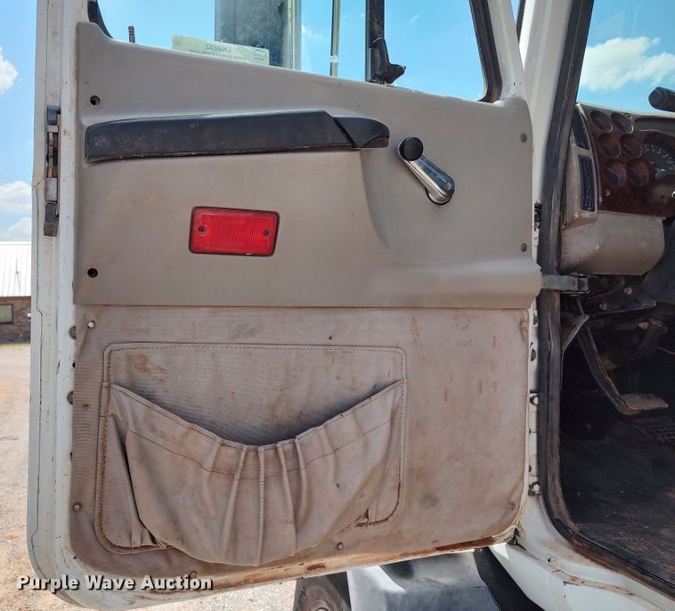 image for item LK9232 2000 Mack CH613  semi truck