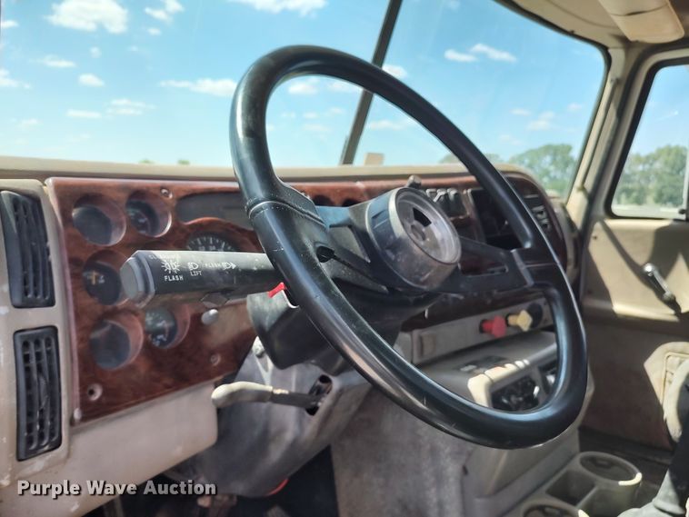 image for item LK9232 2000 Mack CH613  semi truck