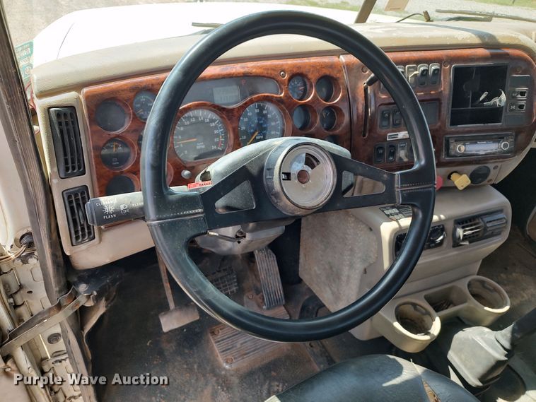 image for item LK9232 2000 Mack CH613  semi truck