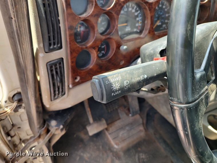 image for item LK9232 2000 Mack CH613  semi truck